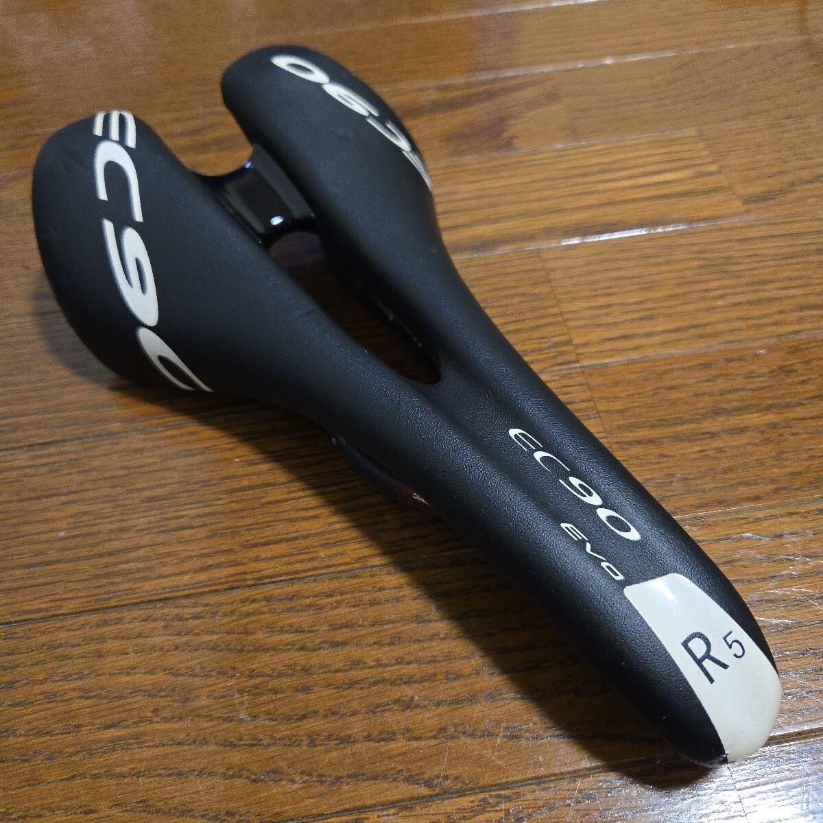 軽量158g EC90 EVO R5 カーボンレールサドル fact carbon 黒 ブラック 自転車