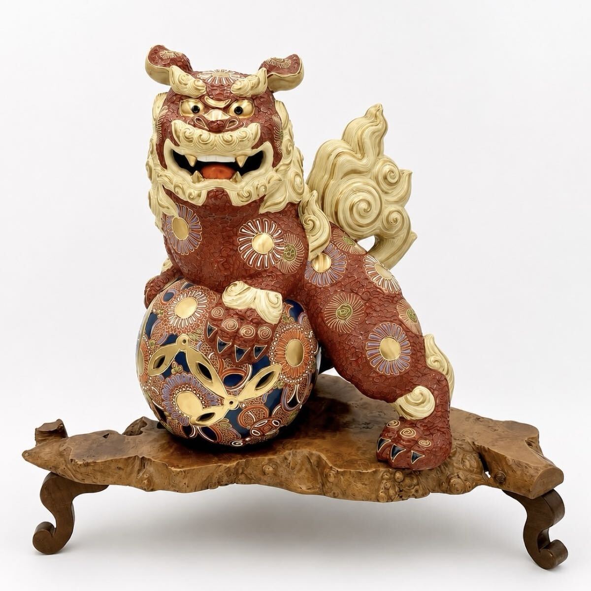 九谷焼 玉乗り獅子 置物 金彩 玉獅子 シーサー 魔除け 縁起物 飾り台付き 高さ約36㎝