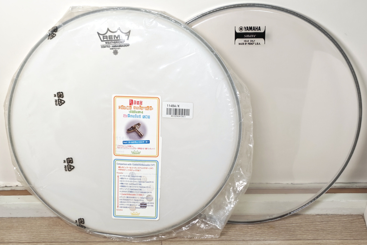14インチドラムヘッド2枚組（REMO AMBASSADOR COATED未使用1枚 + YAMAHA/REMO スネアサイド中古（使用僅少）1枚）