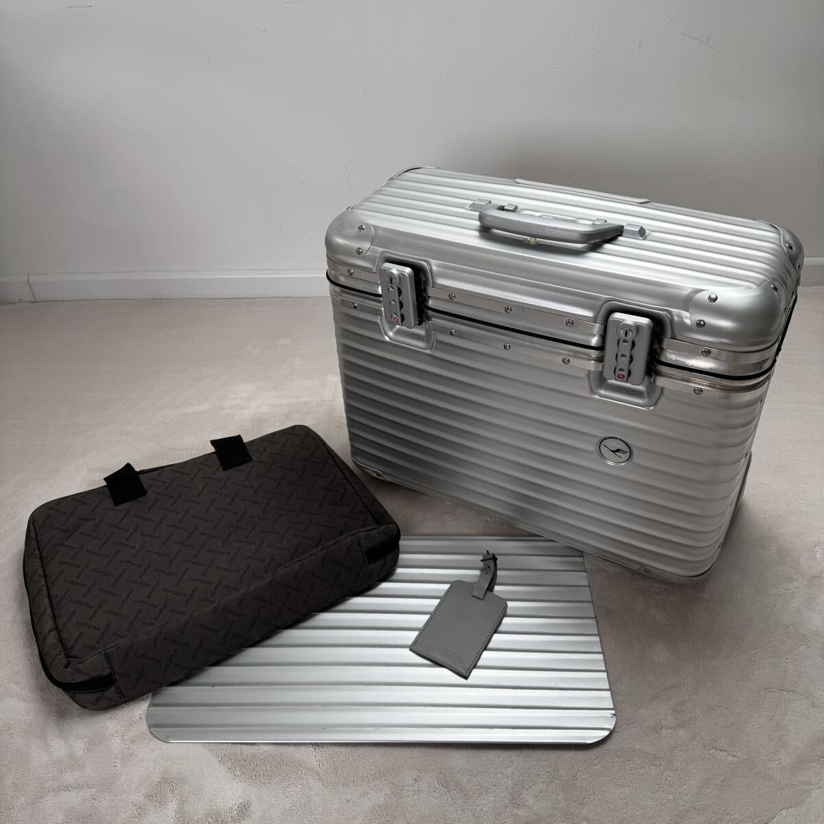 【極美品】RIMOWA Lufthansa/ルフトハンザ 940.50 パイロットトロリー 2輪 廃盤 TSA メタルロゴ アルミニウム Made in Germany