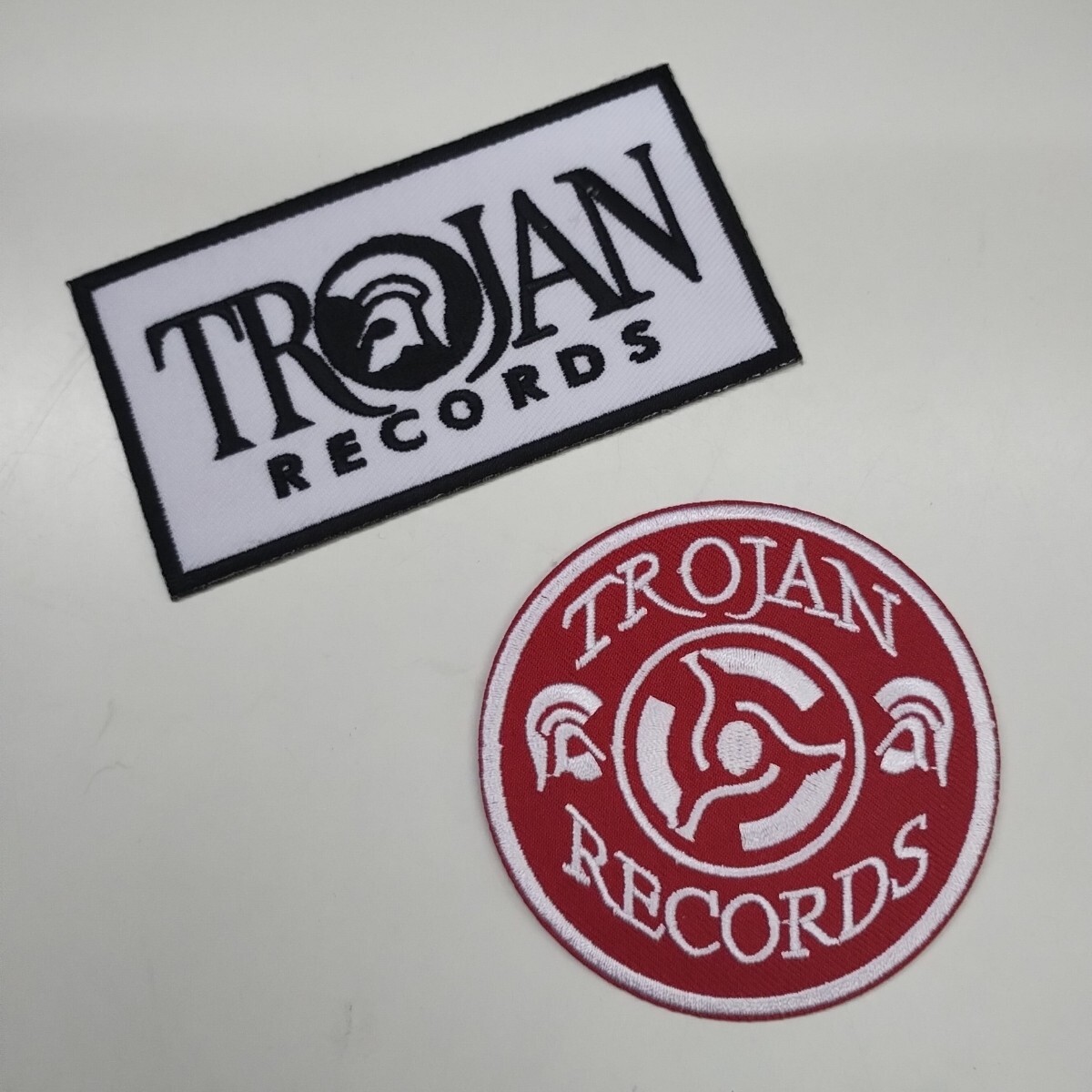 ◎ T R O J A N と記されたワッペン 2枚セット s380