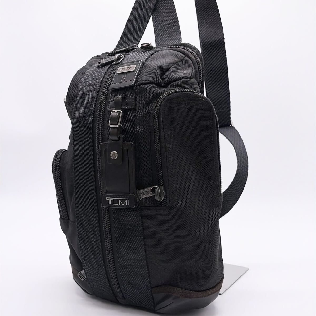 美品●TUMI トゥミ ALPHA アルファ レザー モントレー スリング ショルダーバッグ ボディバッグ 斜め掛け 大容量 ブラック 黒 メンズ 本革
