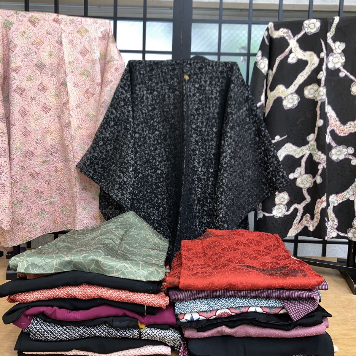 一右衛門No1059 羽織 25枚まとめ売り 絞り 縫い取り 金通し 京友禅 総絞り 刺繍 黒羽織 夏物 羽織り 正絹着物 大量大処分