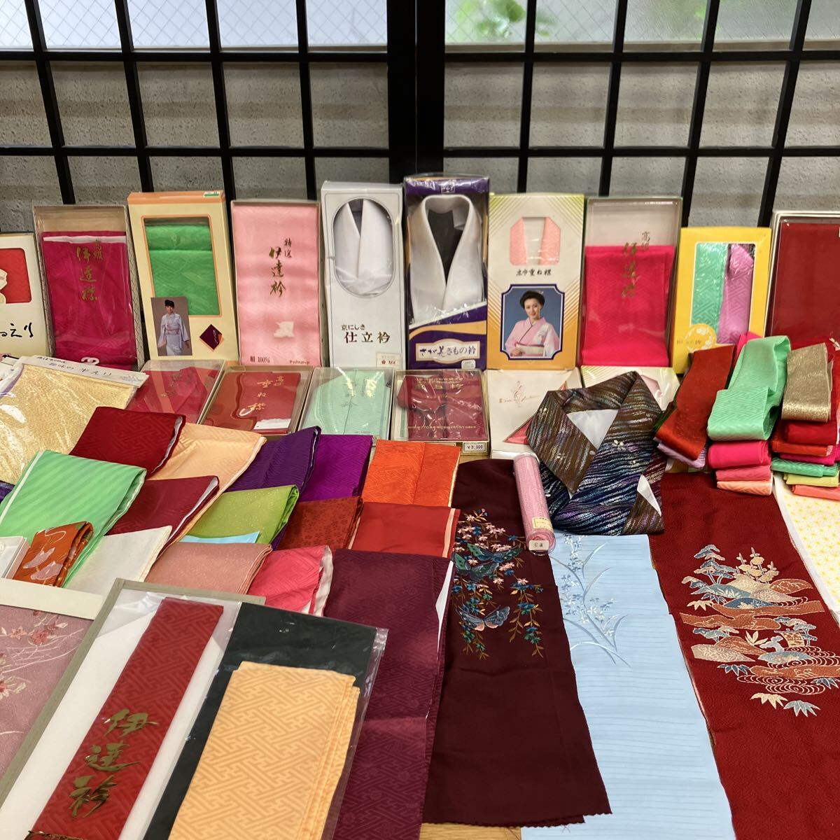 一右衛門No1063 和装小物 重ね衿 半衿 合計100点まとめ売り 刺繍衿 美容衿 刺繍半衿 伊達衿 広衿 着付け小物 ちりめん さが美 大量大処分