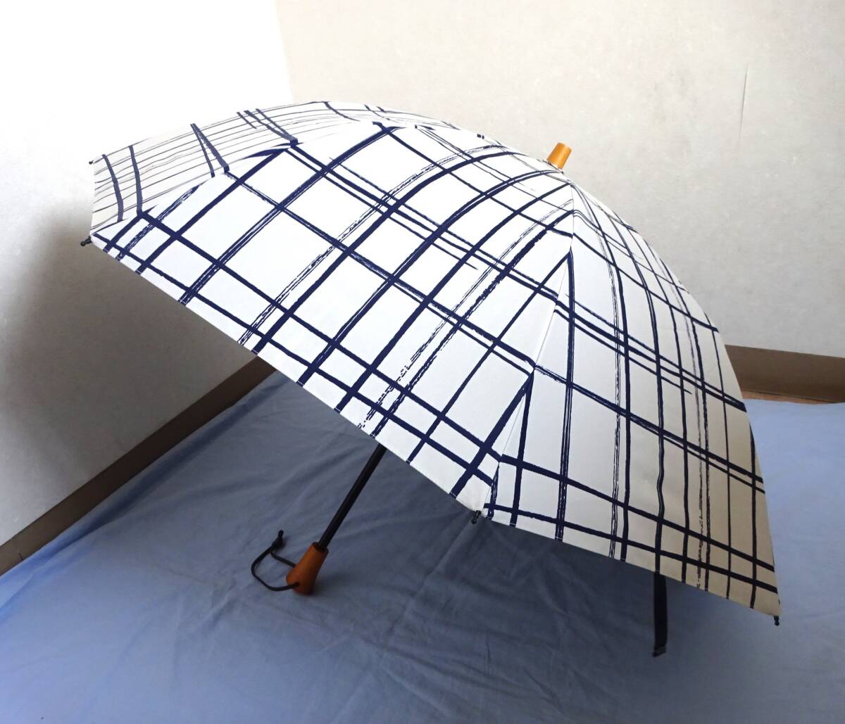 (P-121) サンバリア 100 SUN BARRIER 100　折りたたみ日傘 白 紺 格子柄 半径約50㎝ 傘 日傘 UVカット 完全遮光 日よけ 熱中症対策 中古