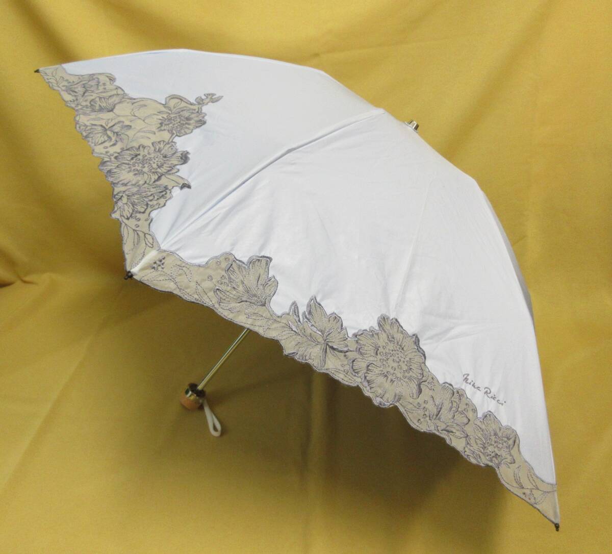 ( P-88 )NINA RICCI ニナリッチ 折りたたみ日傘 晴雨兼用 手開き式 ブルー 水色 中古
