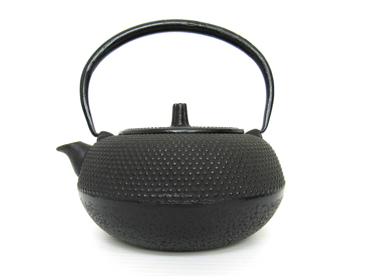 未使用品 松雲堂 南部鉄器 重量1kg 鉄瓶 急須 茶こし付 丸型松葉 茶道具 煎茶道具 南部鉄瓶 鉄器 鉄製 伝統工芸品 HG260511