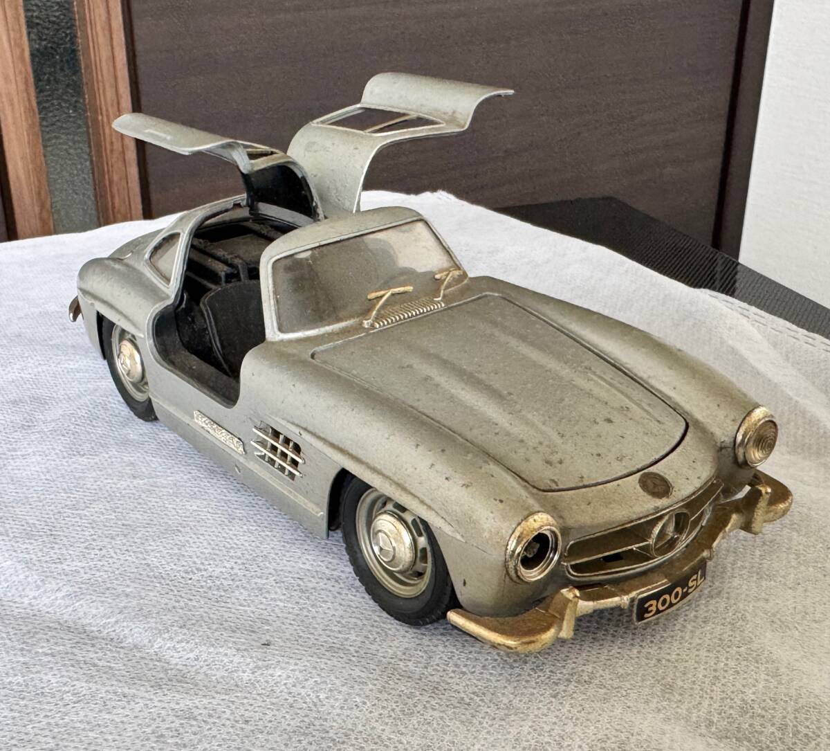 ベンツ　300SL ミニカー　ダイキャスト　ハンドルタイヤ連動　イタリア　Bburago 1/24 アンティーク