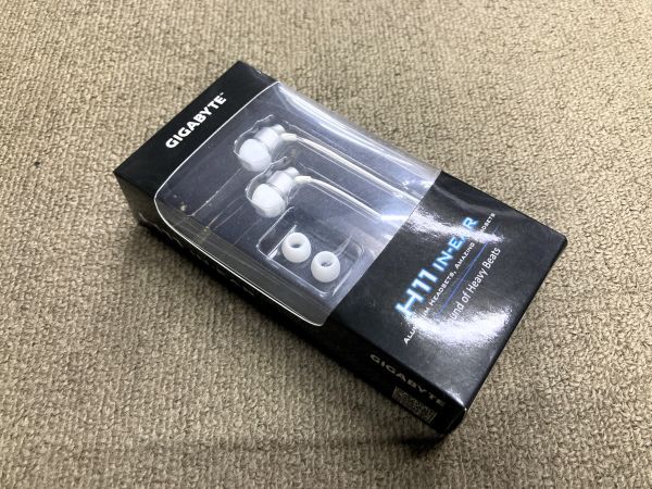 希少　日本未発売　ギガバイト　アルミニウム製インイヤーヘッドフォン　GIGABYTE　ヘッドホン　ヘッドフォン
