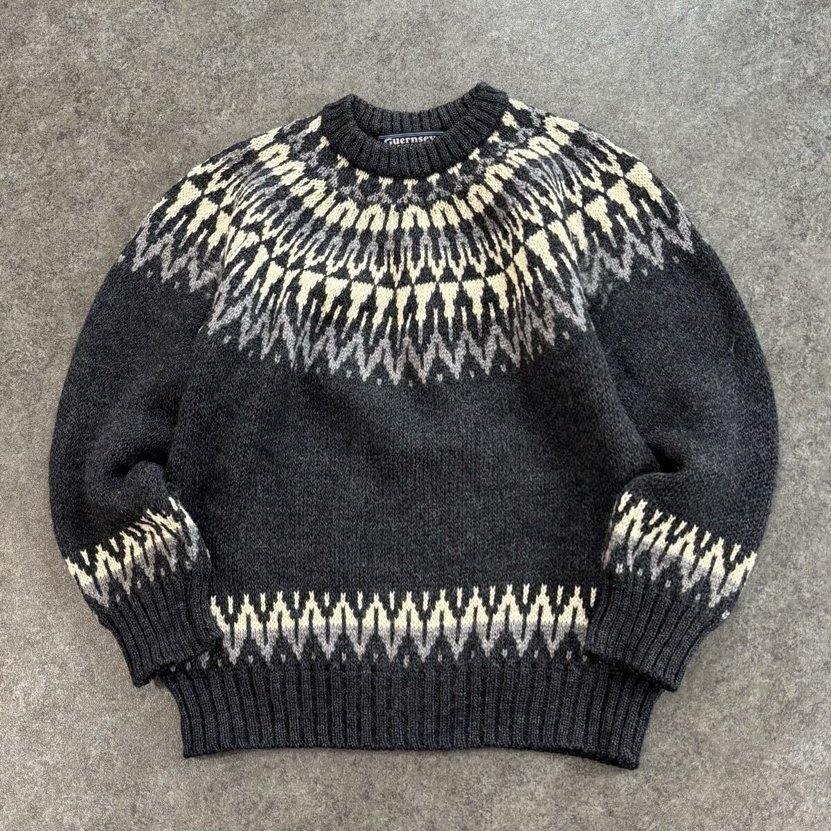 英国製 Guernsey Woollens ガンジーウーレンズ ノルディック柄 ニット セーター クルーネック 厚手 チャコールグレー メンズ