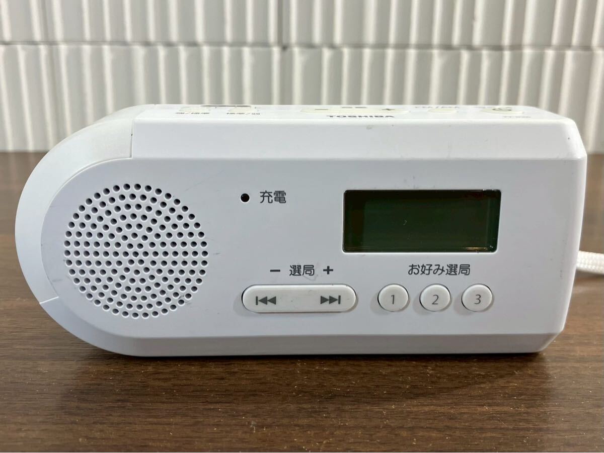 世本1403再 東芝 防災ラジオ ワイドFM対応 ホワイト TY-JKR6 手回し充電ラジオ