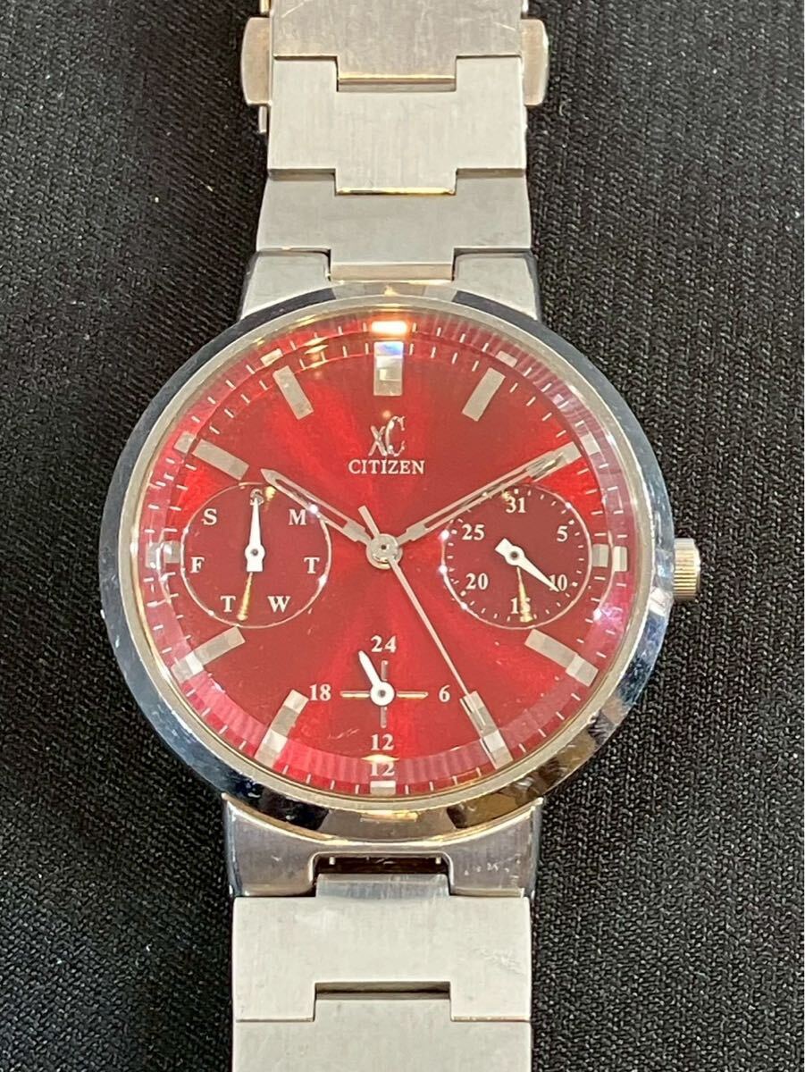 世本1619 シチズン xC 6329-H07821 デイデイト 赤文字盤 クォーツ 31㎜ CITIZEN
