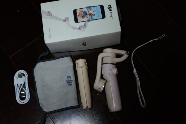 【中古・並品】オズモモバイル5　DJI　OZMO　￥5800　きれいです