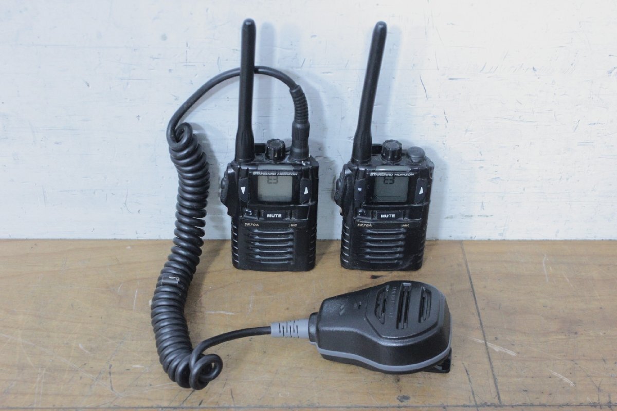 ☆【2F0416-14】 YAESU 八重洲無線 無線機 SR70A STANDARD HORIZON 特定小電力無線電話装置 2台/防水型スピーカーマイク MH-73A4B 1台