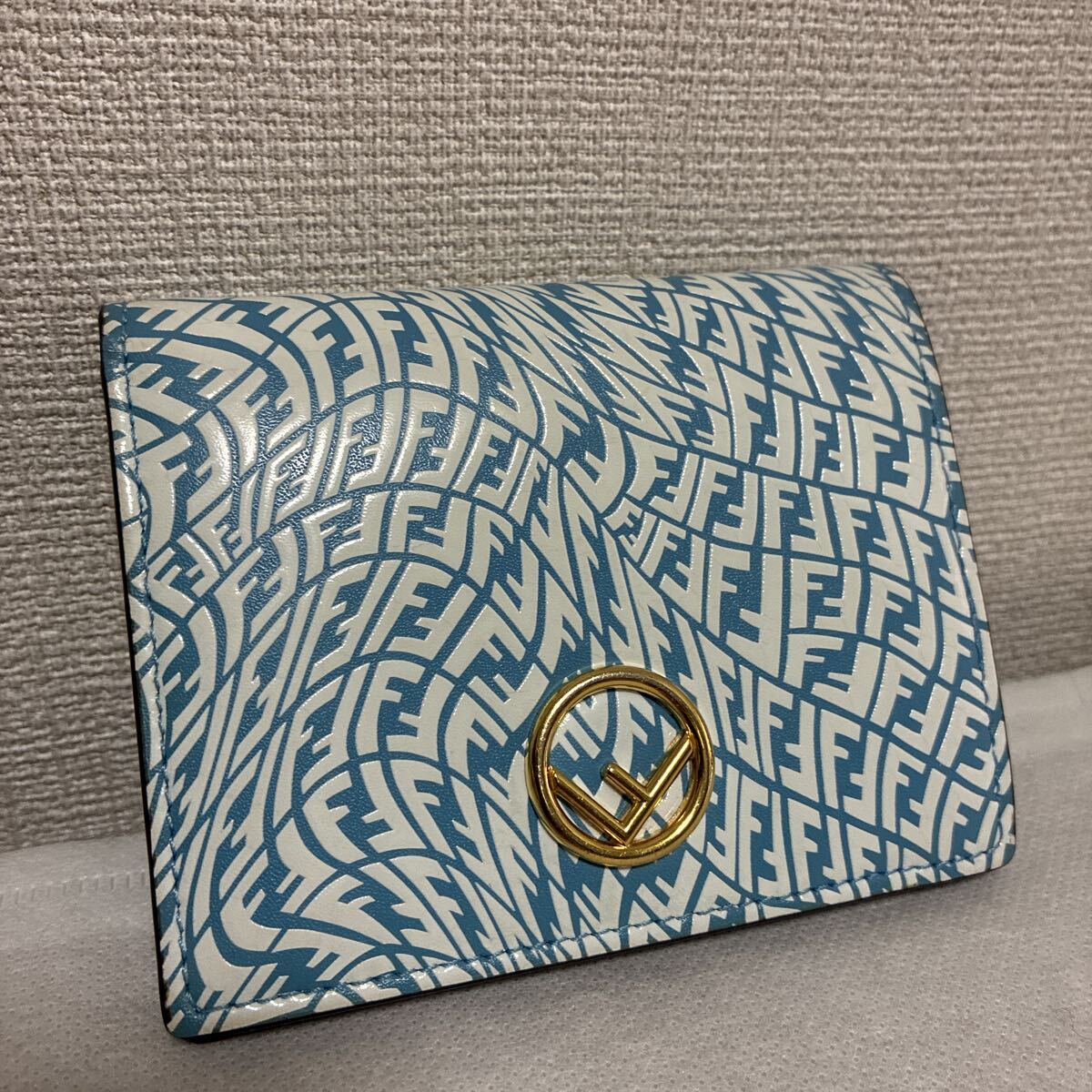 【美品】 FENDI フェンディ 二つ折り財布 コンパクトウォレット ズッカ柄 ズッキーノ エフイズ レザー ブルー系 シリアルあり