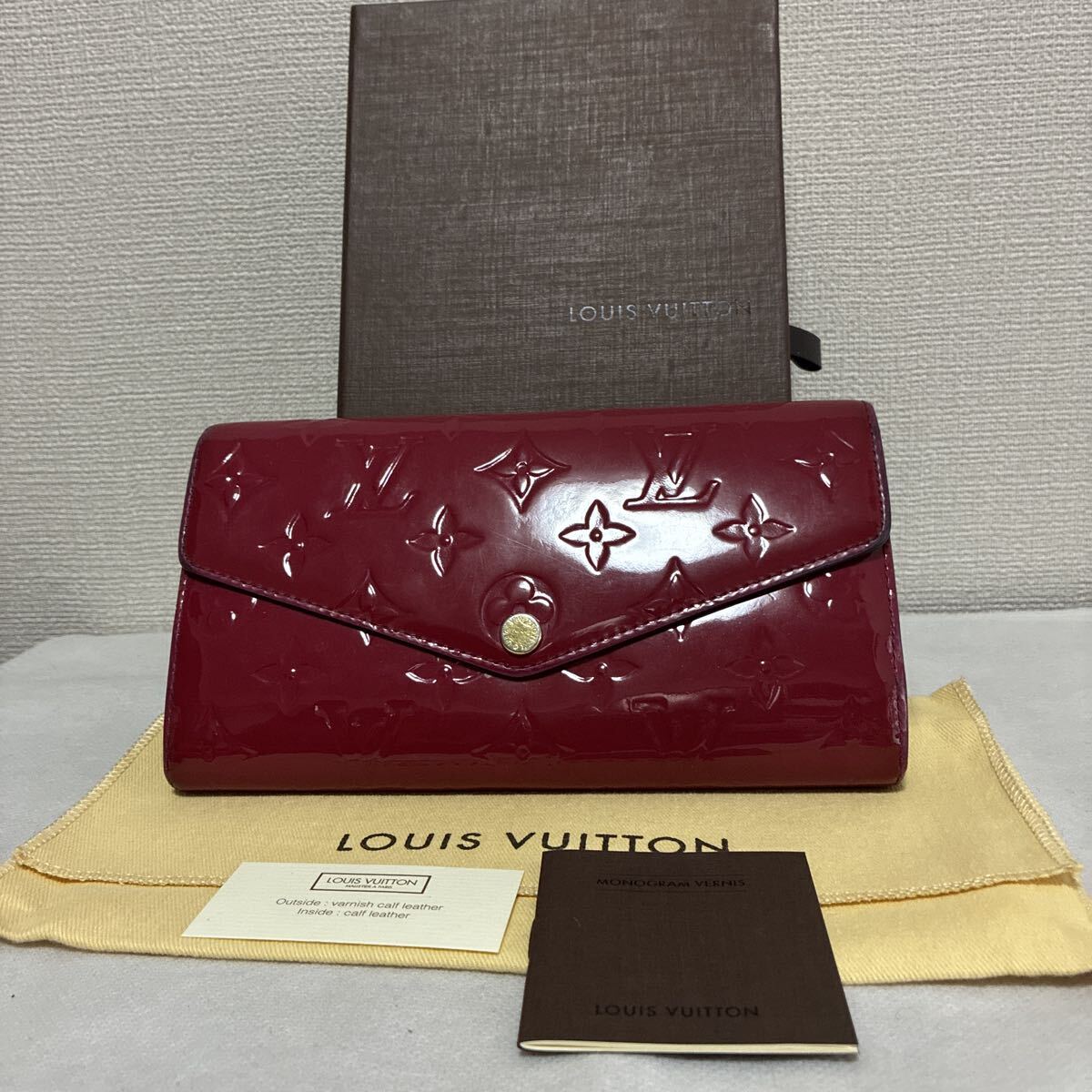 【美品】 LOUIS VUITTON ルイヴィトン 長財布 折り財布 ポルトフォイユ サラ ヴェルニ モノグラム レッド 付属品付き シリアルあり