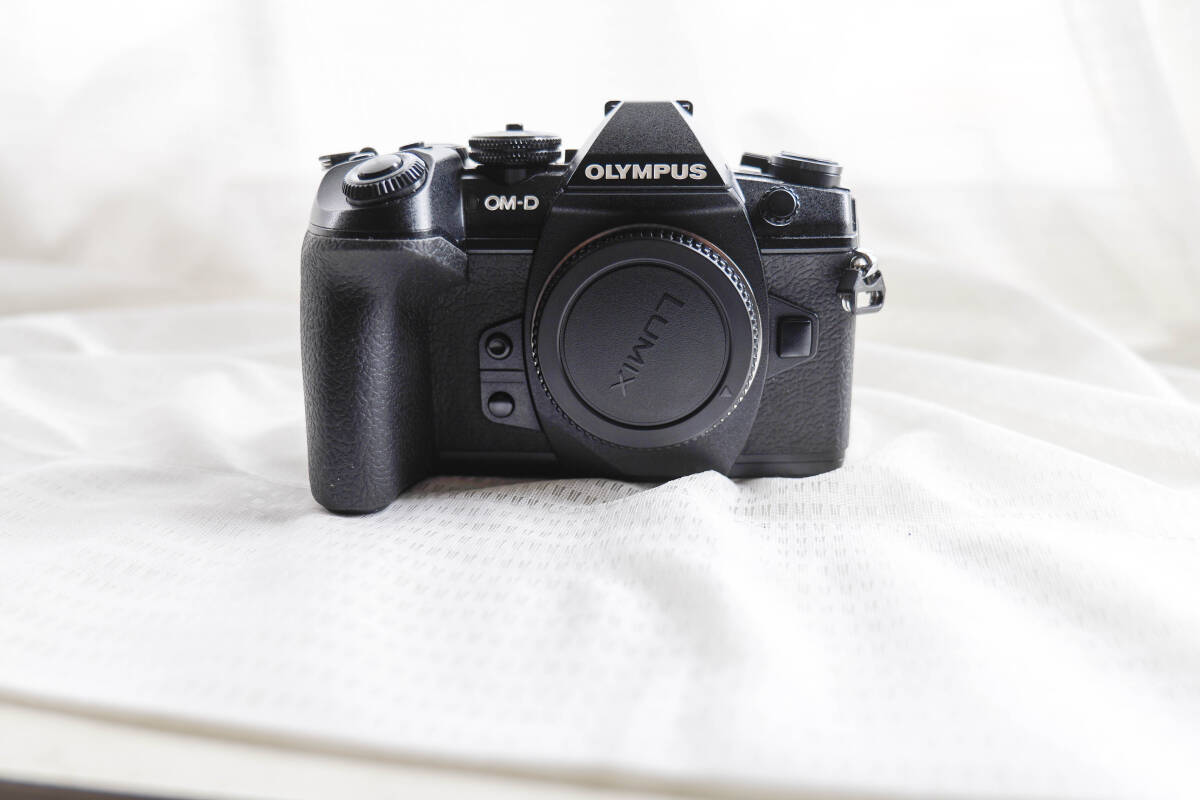  OM-D E-M1Ⅱとバッテリー３個、充電器、電源コード、SDカード（SanDisk32GB）１枚、ボディキャップのセットです。