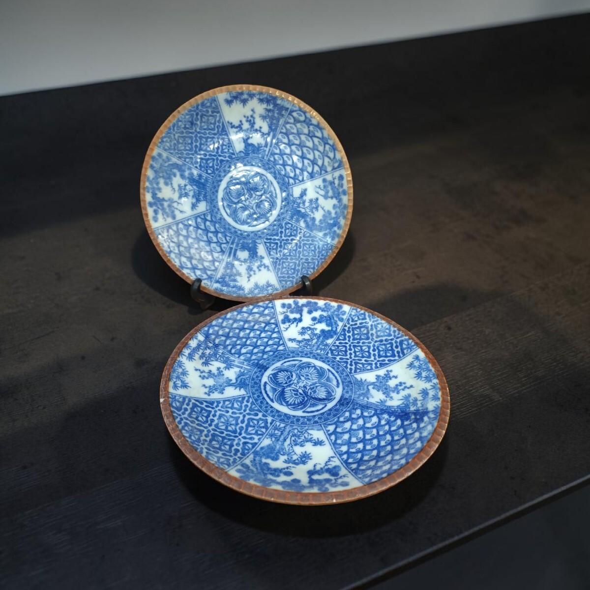 管W1482 時代物 染付 印判 イゲ皿 2枚 直径約25cm 松竹梅 区割文 輪花 縁立て 中皿 和食器