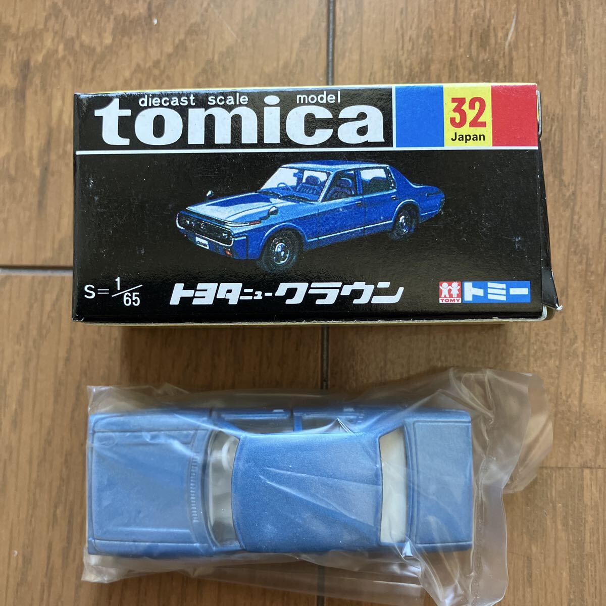 【トミカ３０周年記念 復刻黒箱トミカ】 NO.32 トヨタ　ニュークラウン　 配送方法要確認