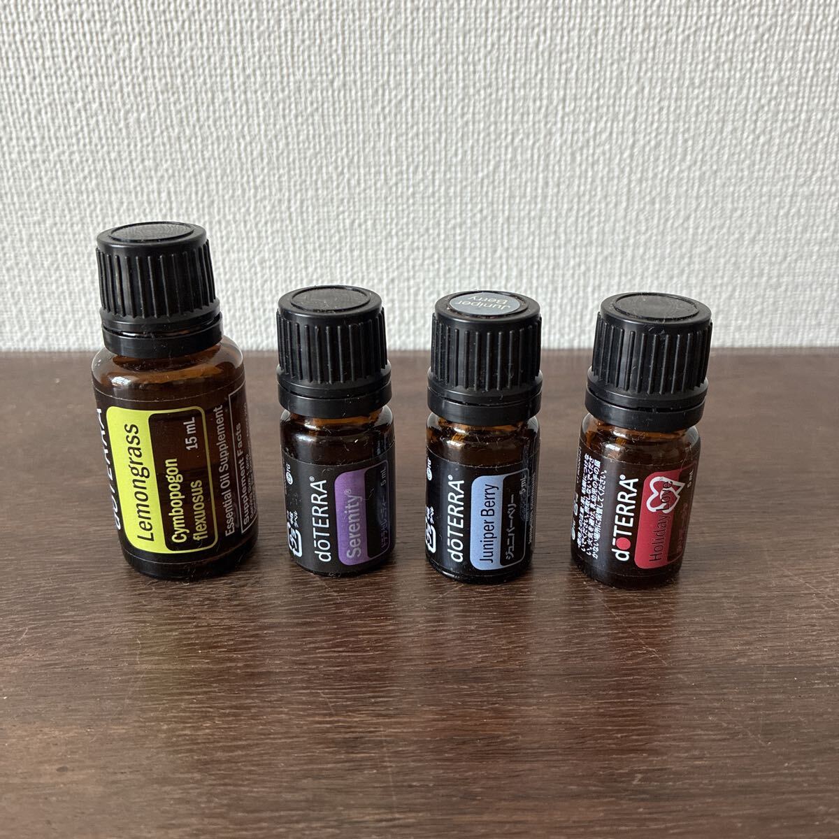 新品 doTERRA ドテラ エッセンシャルオイル 4本セット レモングラス ジュニパーベリー ホリデーラブ ドテラセレニティ アロマ