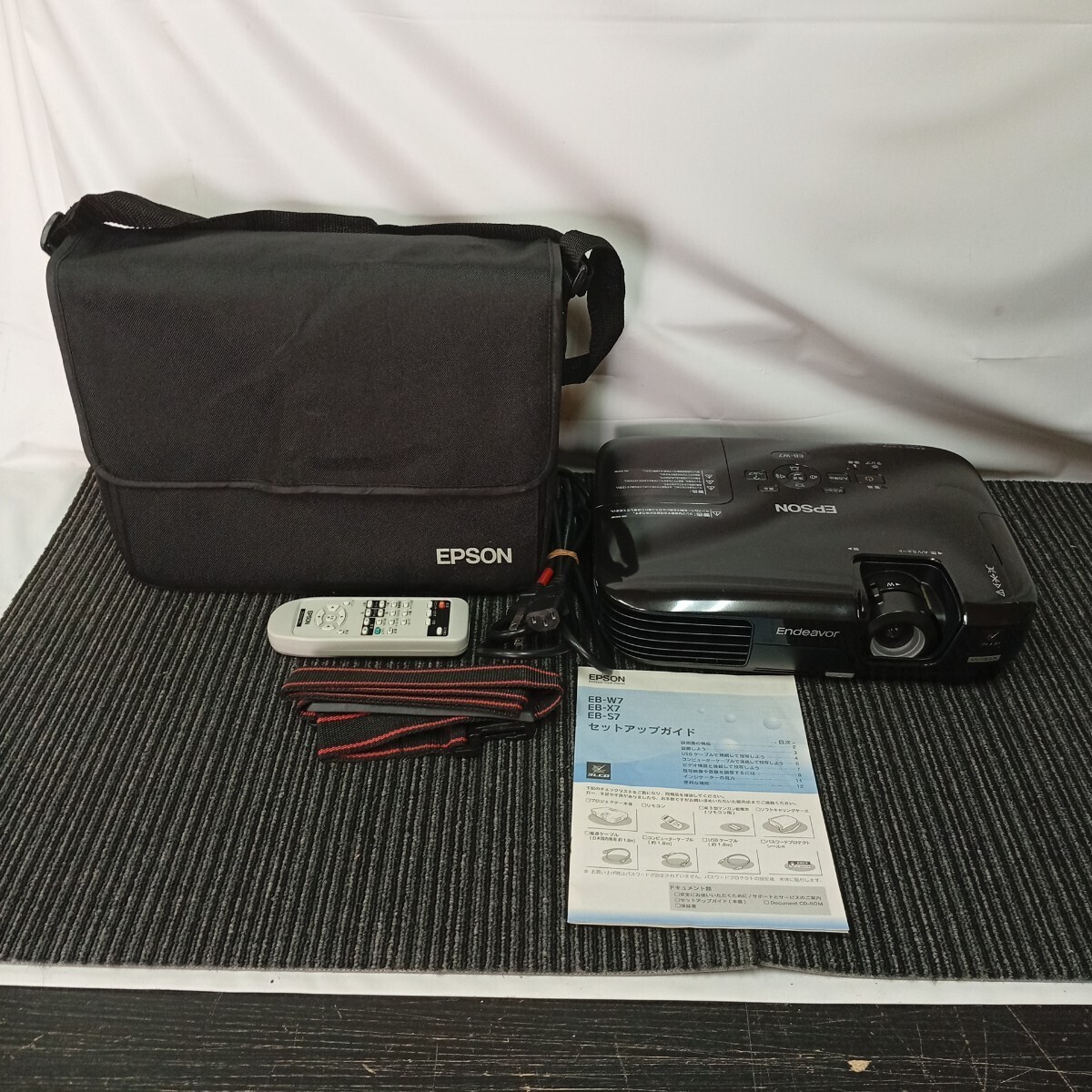 usC-523 EPSON エプソン プロジェクター EB-W7 LCDプロジェクター ハードケース付き 投影確認済 中古品　