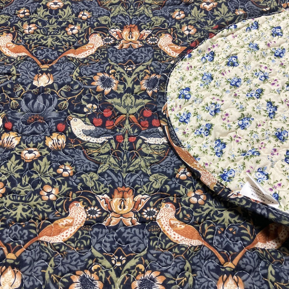 新品　マルチカバー　いちご泥棒柄　キルト柄　リバーシブル　手洗い　190㎝×190㎝