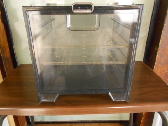 ★　コンパクト除湿庫　除湿剤使用タイプ　カメラ　アクセサリーの保管等　サイズ　２５０（Ｗ）×２５０（Ｈ）×２５０（Ｄ）　中古　★