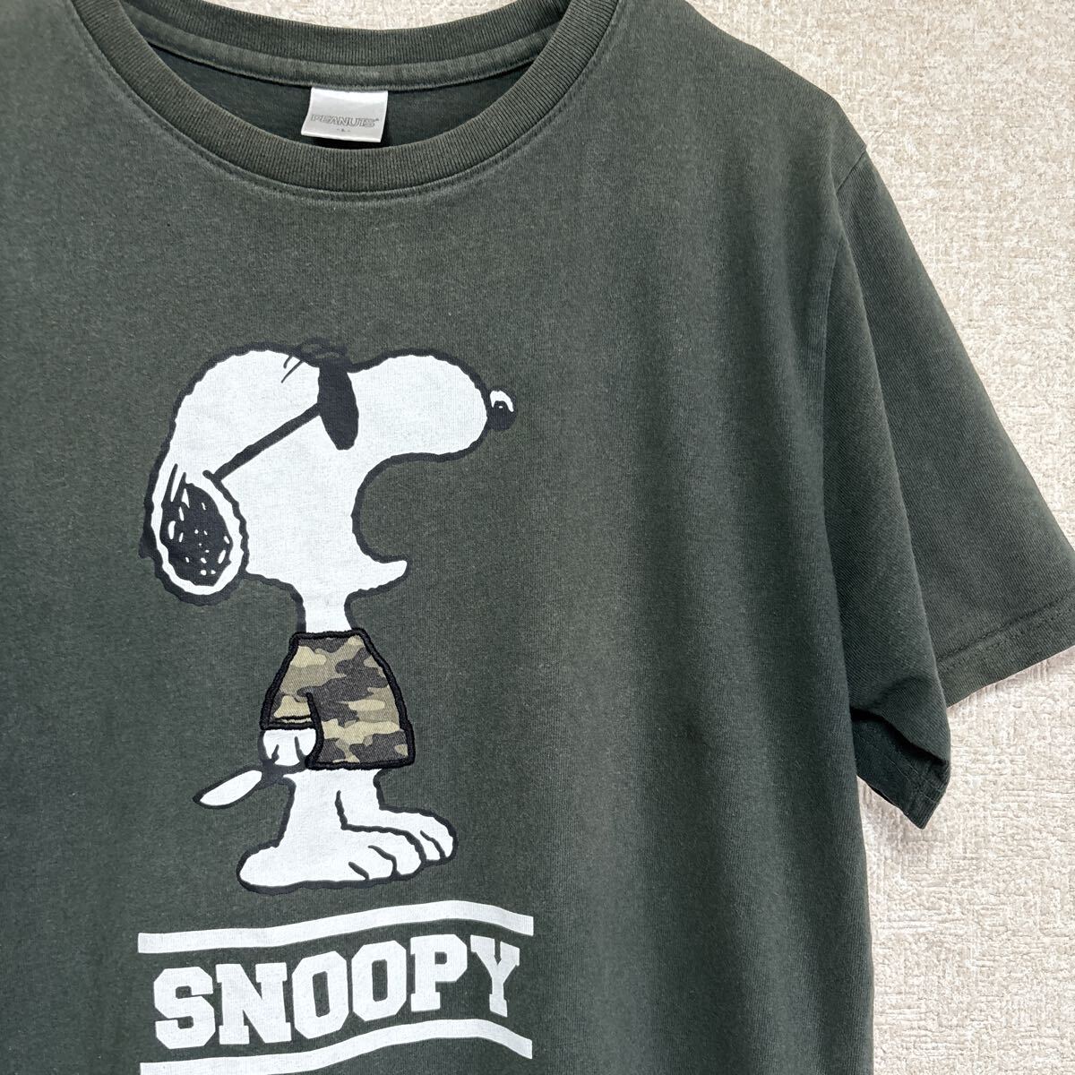 絶妙なフェード感　【PEANUTS】SNOOPY スヌーピー 半袖Tシャツ Lサイズ カモフラ 迷彩プリント ピーナッツ カーキ系 メンズ コットン100％