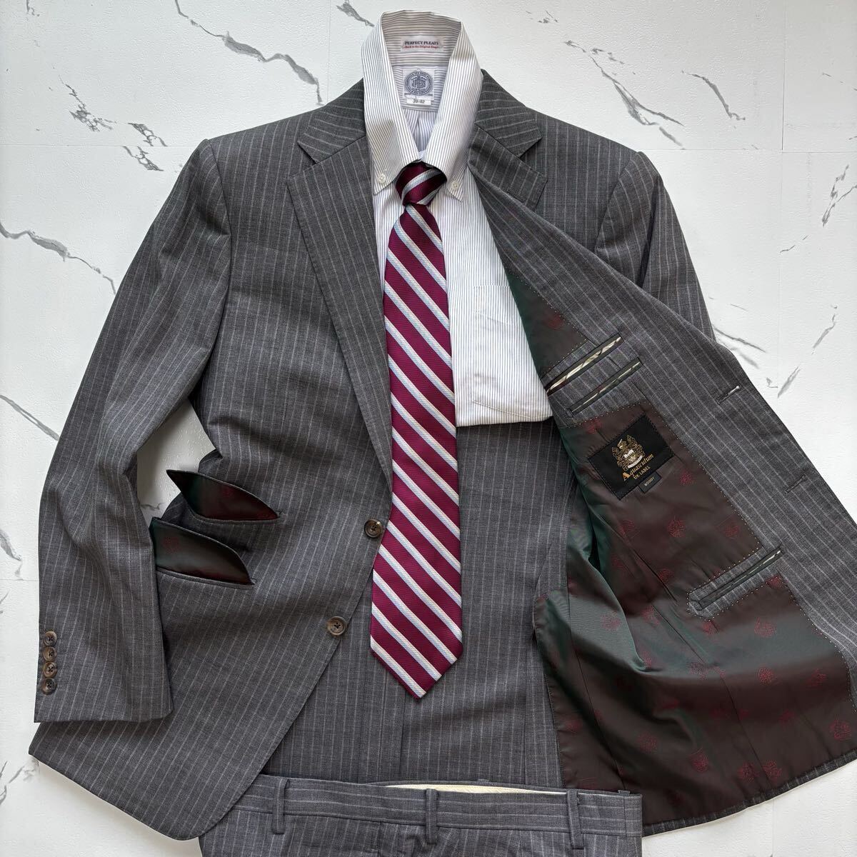 未使用級◎アクアスキュータム『圧倒的高級感』Aquascutum スーツ セットアップ チャコールグレー ストライプ 裏地ソラーロ L相当 本水牛釦
