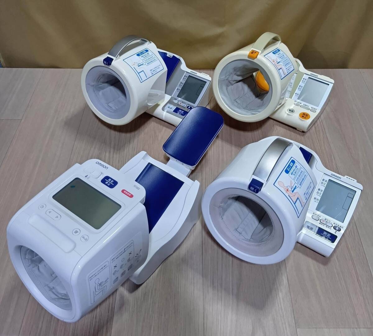 （OL0215）健康器具　オムロン　　血圧計4台セット　　