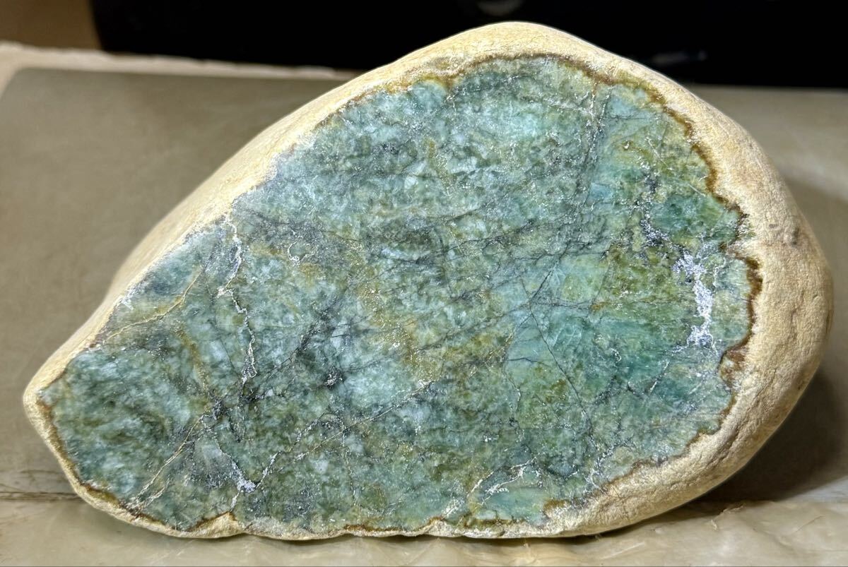 ミャンマー産超巨石天然本翡翠原石2.66kg1面カット磨き済み［JADEITE］渋い^ ^大迫力^ ^