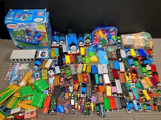 Y5254M きかんしゃ トーマス グッズ おもちゃ プラレール カプセルプラレール 車両 レッツゴー大冒険 おにぎり まとめ