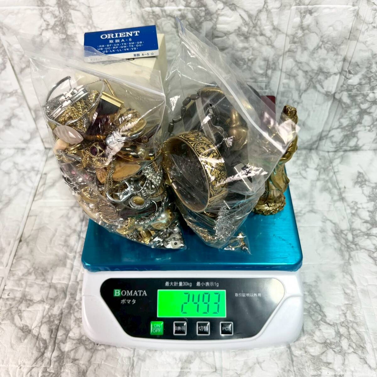 【大量まとめ】アクセサリー メッキ イミテーション 約2.4kg Schield Italy K18GF刻印含 ネックレス リング ブローチ