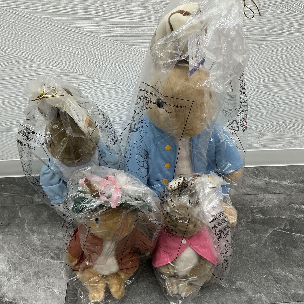 (最終出品)営MZ000176 ピーターラビットぬいぐるみ「Peter Rabbit Large」「Mrs. Rabbit Medium」「Flopsy Small」「Benjamin Bunny Small 