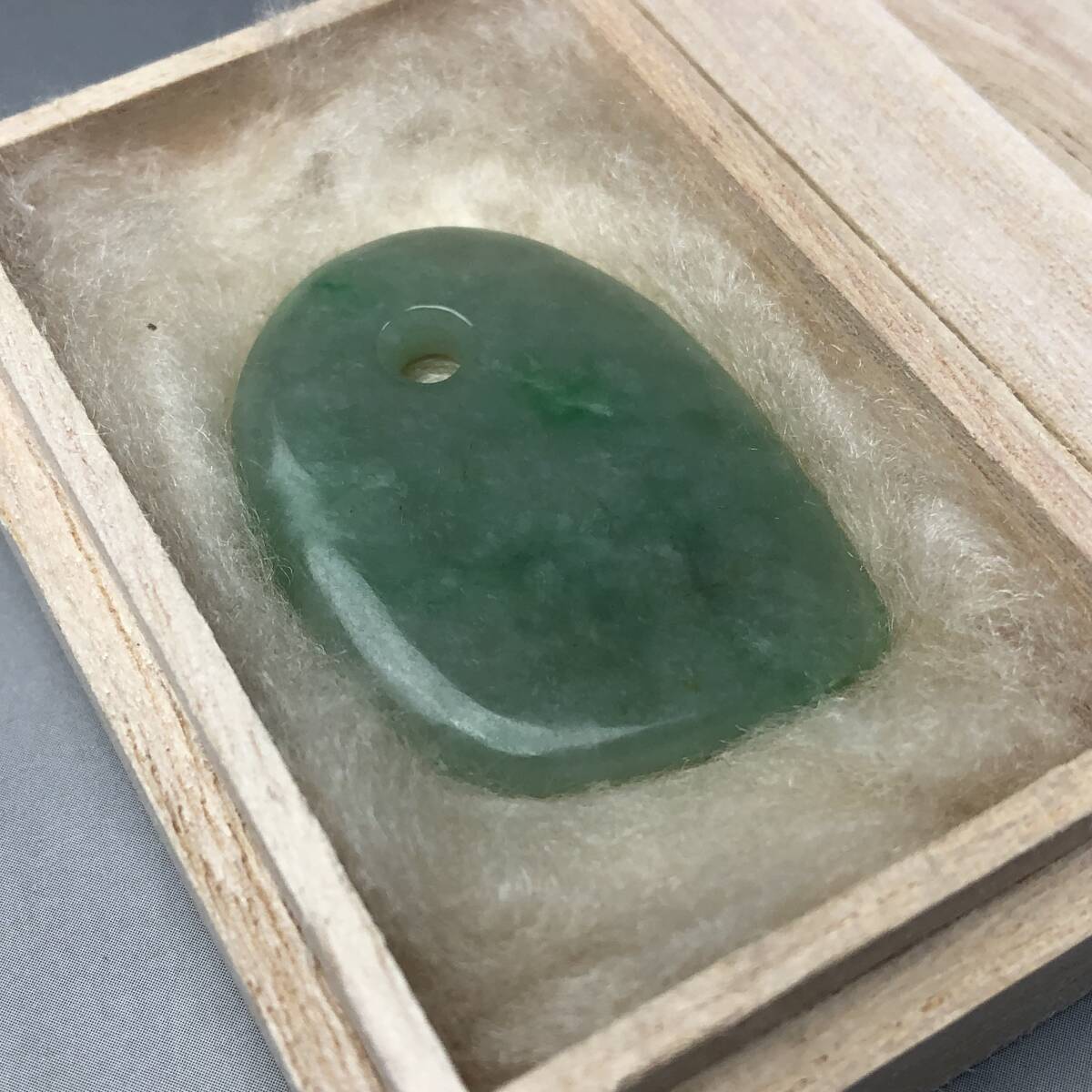 翡翠製 土偶 勾玉　弥生縄文古墳須恵器根付　重さ14ｇ　ケース付き