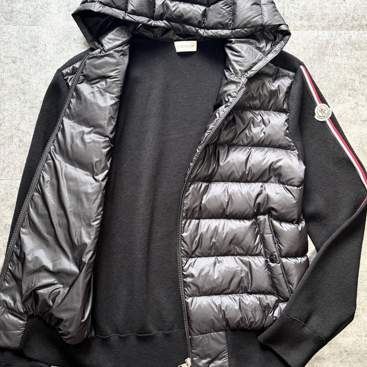 極美品/Lサイズ◎モンクレール MONCLER ニット切替 ダウンジャケット トリコロールライン ロゴワッペン ダブルジップ フーディ ブラック 黒