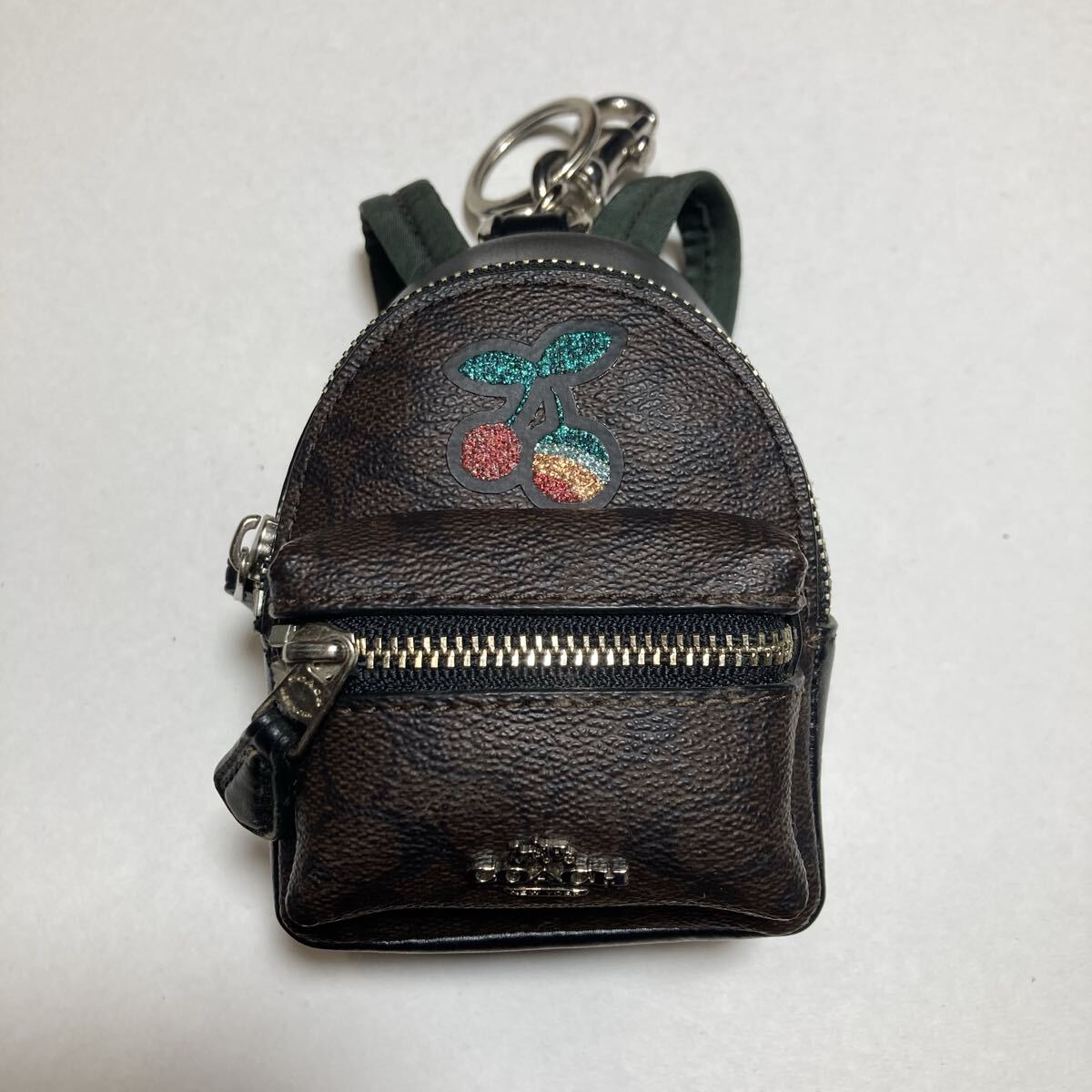77-46 COACH F31895 チェリー リュック形キーホルダー