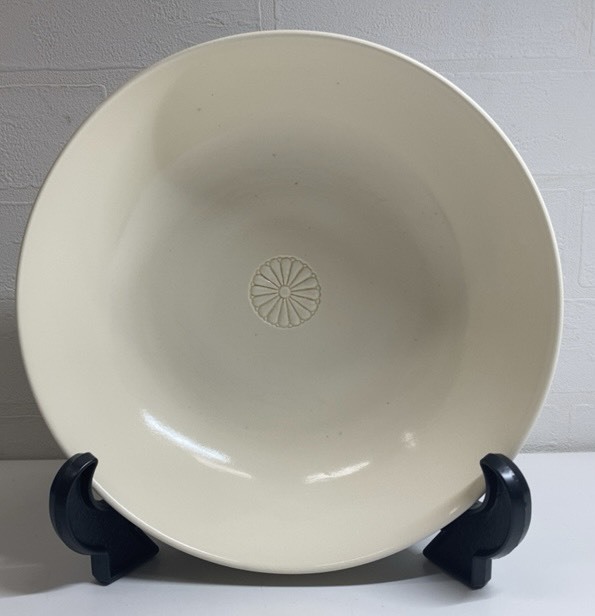 ●寿き祝鉢 菊紋章 お皿 インテリア 菊紋 陶器 白 箱付き 中古 観賞用 飾り皿 高級皿 高貴 筆頭皇室寺院仁和寺御用釜