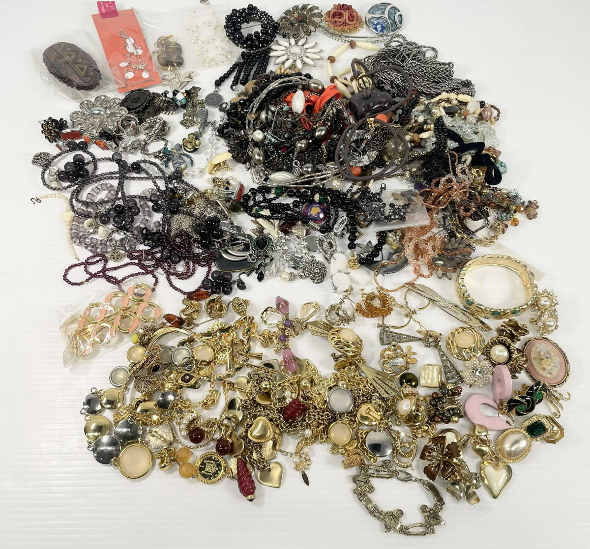 2604B0616 KENZO ケンゾー ブレスレット他 ネックレス ブローチ等 アクセサリー大量おまとめ 総重量約2.8kg