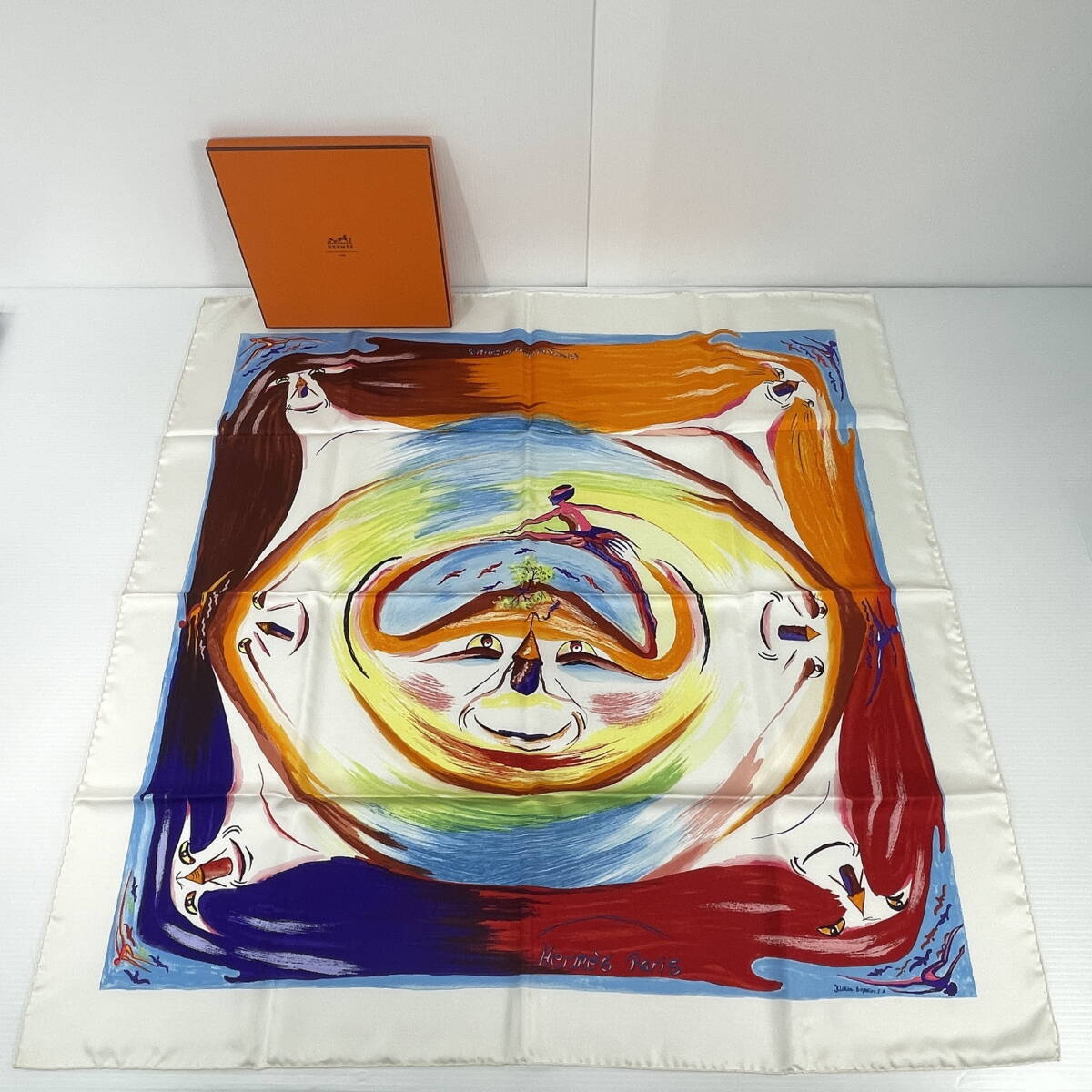 2604B0911 Hermes エルメス カレ90 大判スカーフ 三千年紀の微笑 SMiles in Third millenary シルク100% 箱付