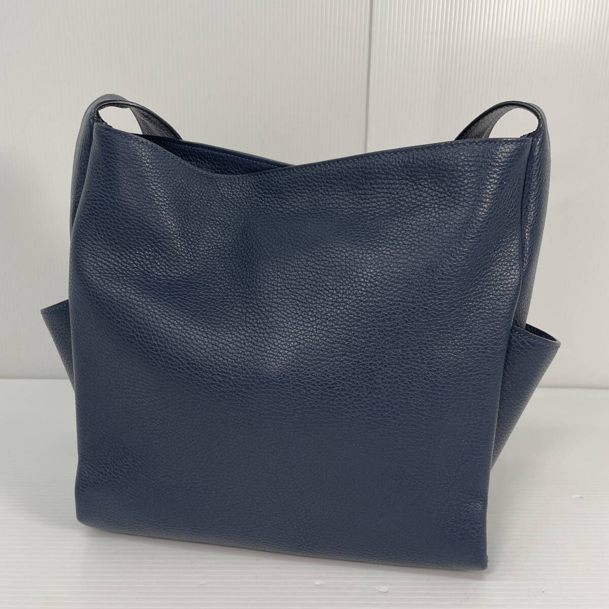 2604B0920 美品 MAURO GOVERNA マウロゴヴェルナ レザー ショルダーバッグ ワンショルダーバッグ ネイビー 保存袋付き
