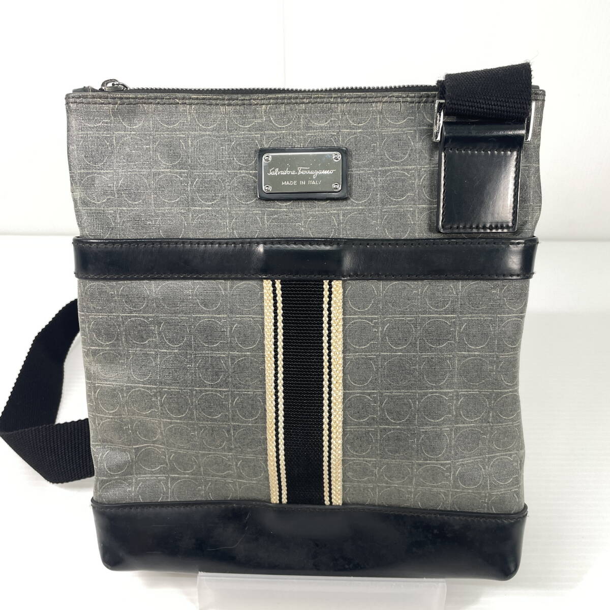 2604B0803 Salvatore Ferragamo サルバトーレフェラガモ ガンチーニ柄 PVC×レザー ショルダーバッグ