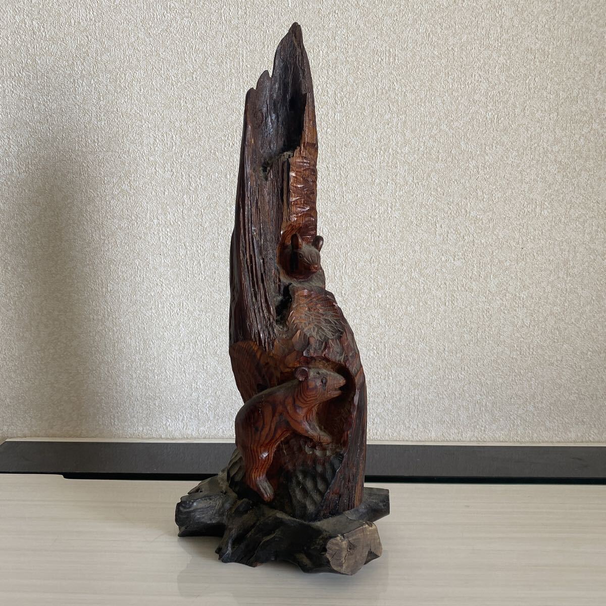 時代　木彫　親子リス　栗鼠　天然木　自然木　細密彫刻　置物　オブジェ　アイヌ　骨董品　古美術品　高さ41cm 横17.5cm【52】