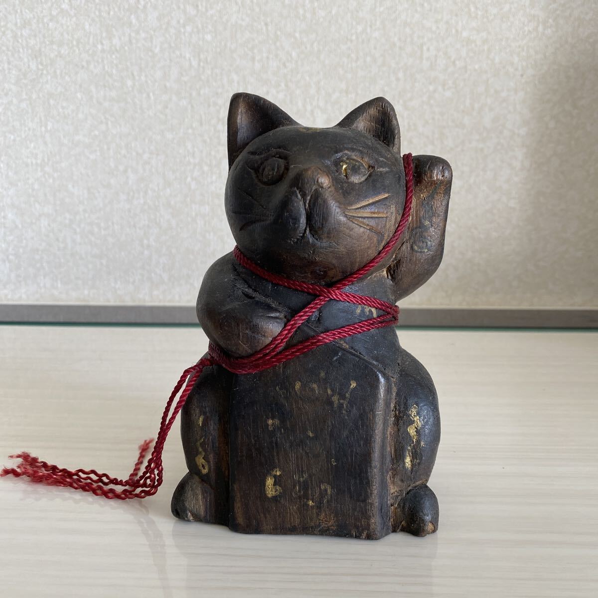 珍品　彩色　木彫　招き猫　呪物　東南アジア　タイ 縁起物 置物 オブジェ ネコ 珍品 希少品 骨董品　古美術品 高さ15cm 横9.6cm【59】