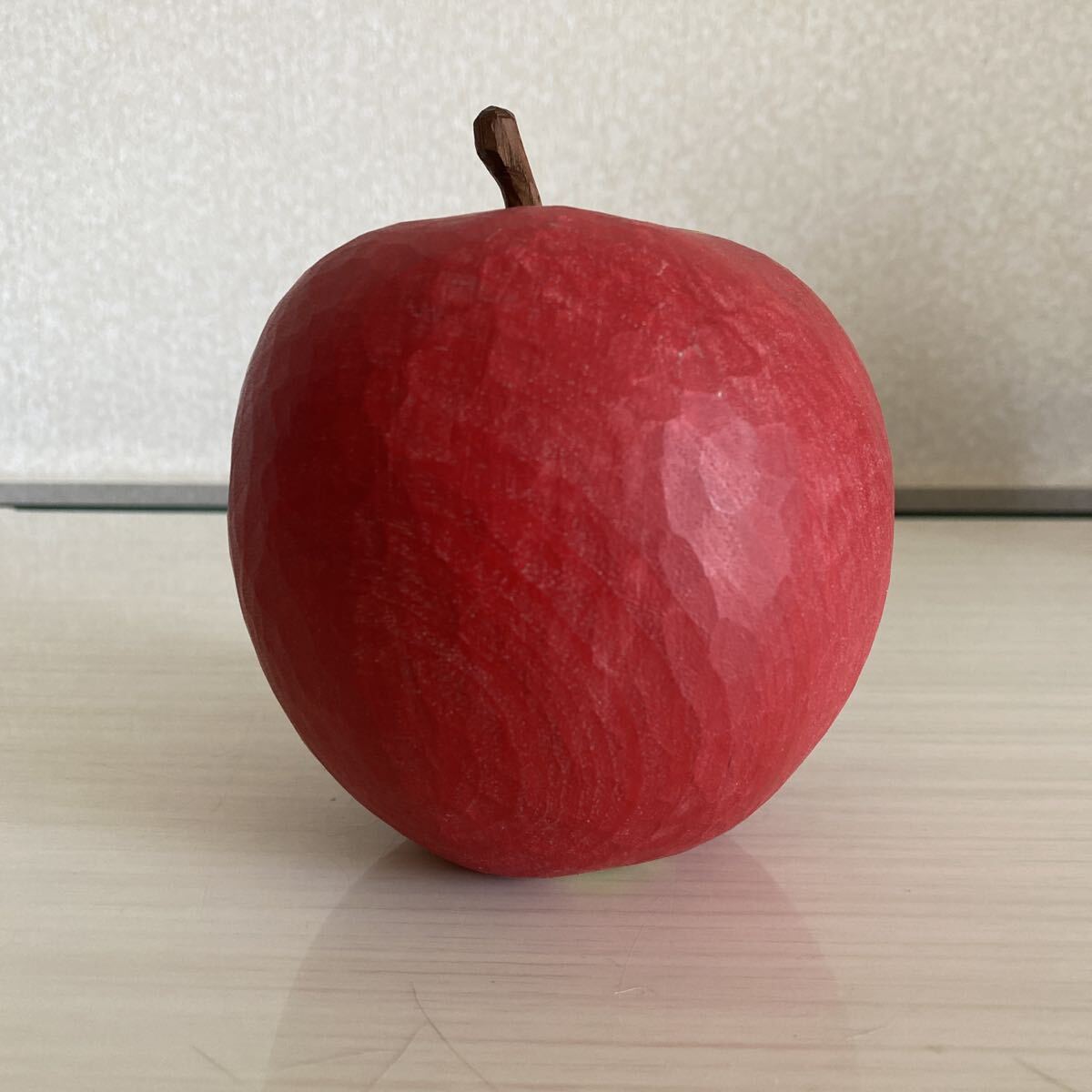 希少　珍品　彩色　木彫　木製　林檎　リンゴ　りんご　置物　果物　オブジェ　細密彫刻　骨董品　古美術品　高さ14cm 横11.5cm【530】