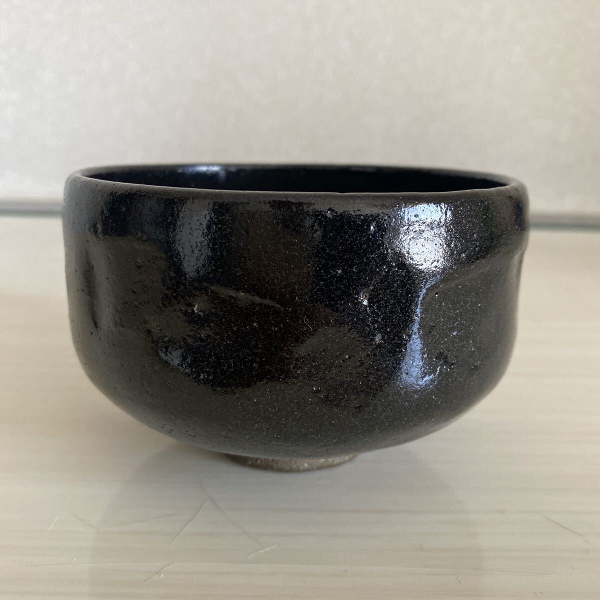 黒茶碗　抹茶碗　煎茶碗　楽茶碗　茶道具　煎茶　骨董品　古美術品　時代　茶碗　在銘　黒落札者茶碗　黒楽　高さ6.5cm 横幅11cm【530】
