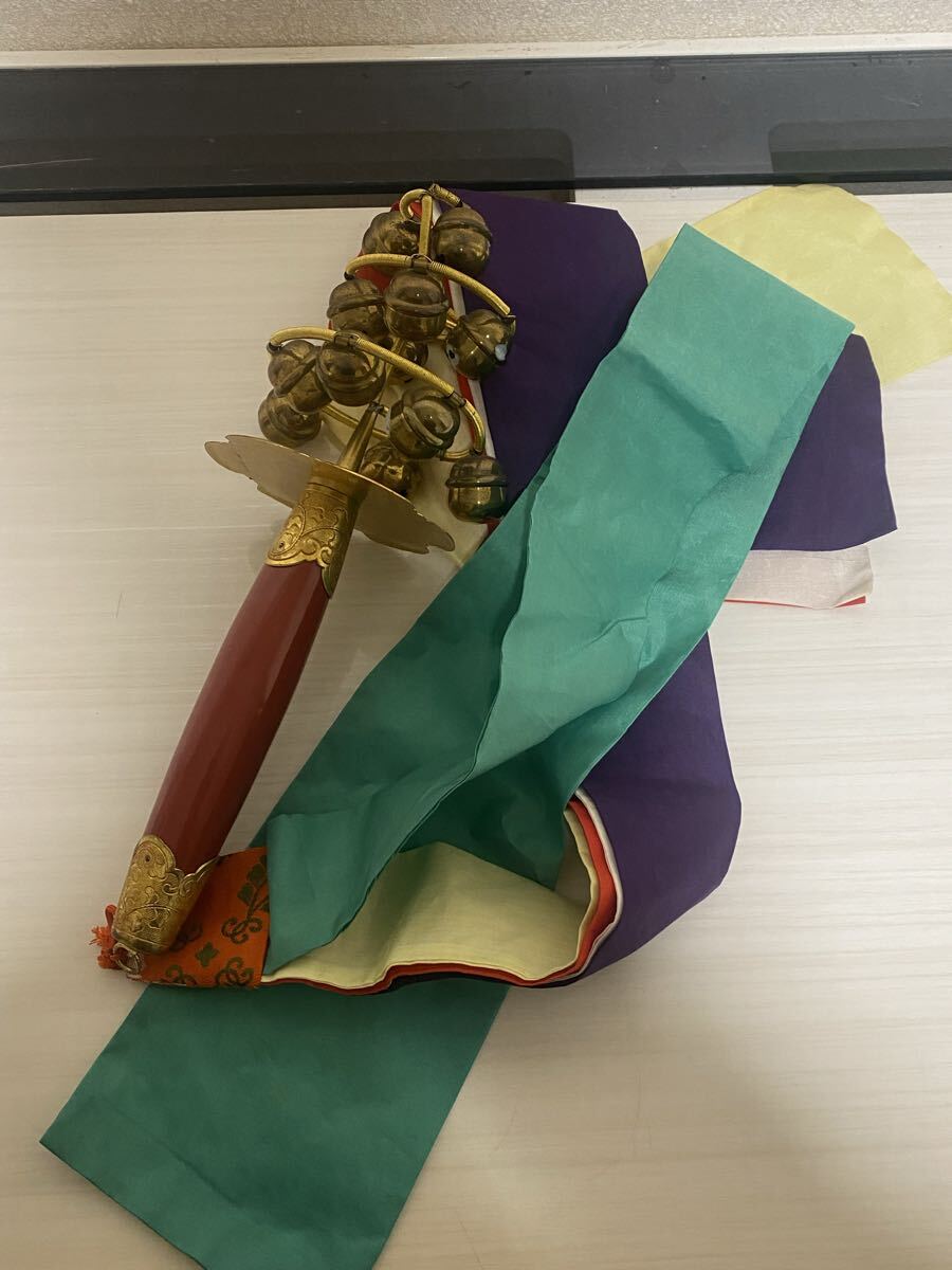 時代仏教美術 神事道具 福鈴 神楽鈴 巫女鈴 五色布付 彫金細工 鳴物 箱 全長33cm【55】