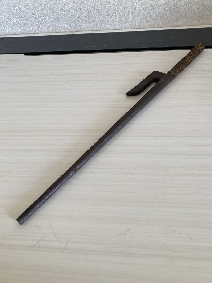 時代　武具　十手　兜割　刀装具　古鉄　鉄地　古美術品　骨董品　刀　日本刀　甲冑　鎧　全長49cm 横4.5cm 重量593g【59】