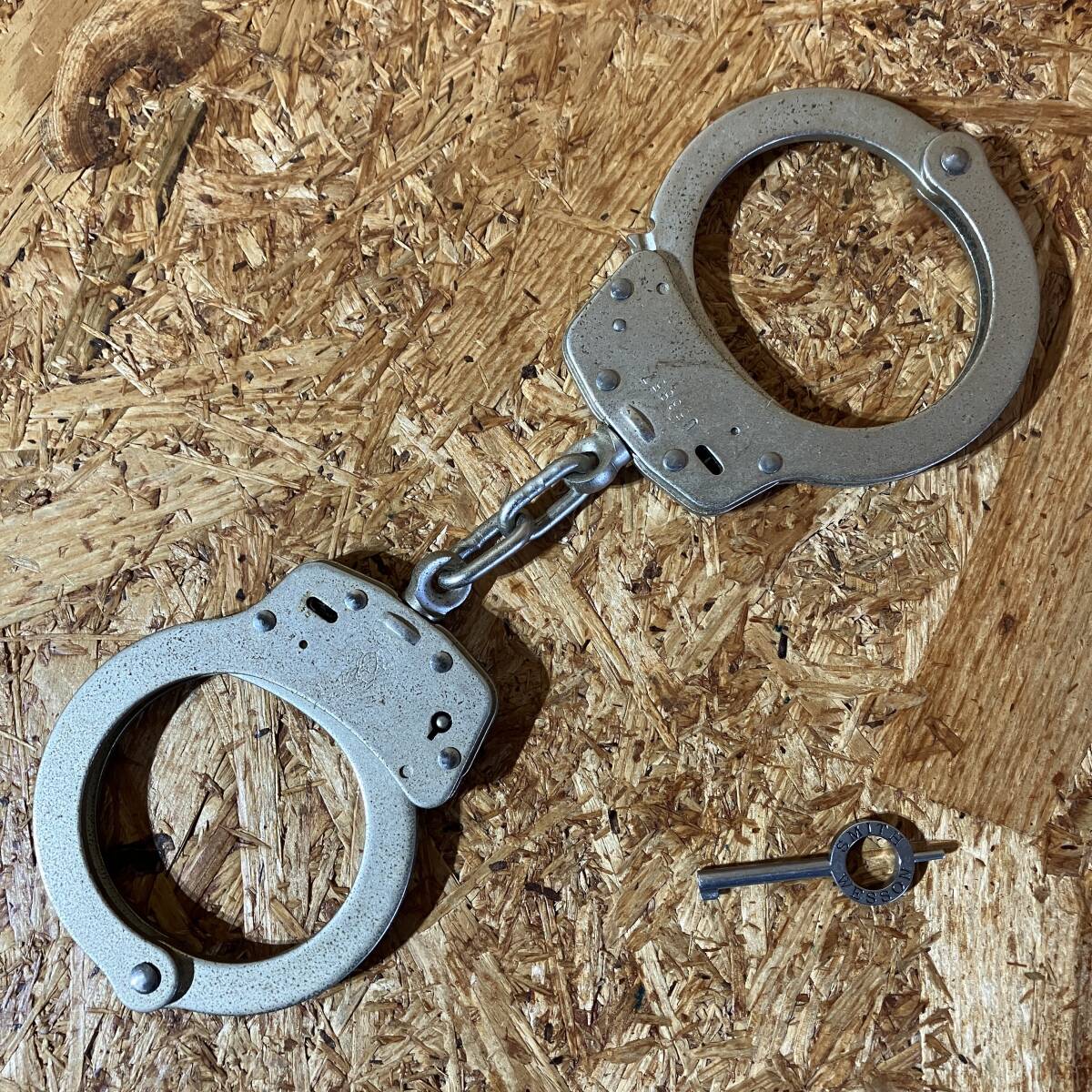 S&W スミス＆ウェッソン M100 手錠 ハンドカフ シルバー Smith&Wesson HAND CUFF MADE IN USA