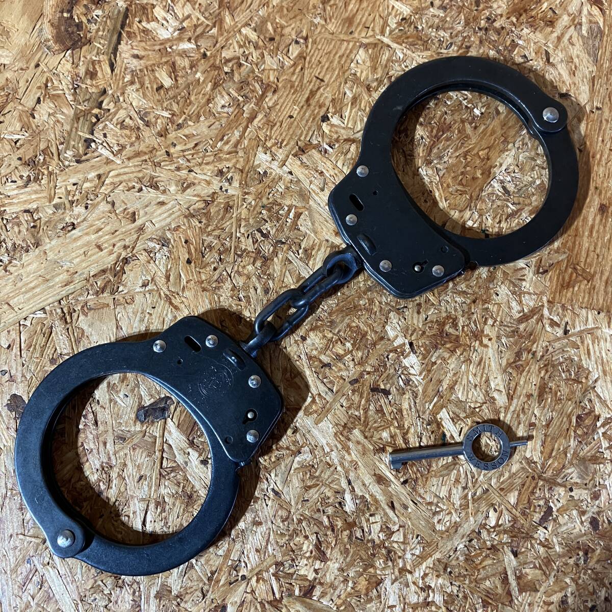 S&W スミス＆ウェッソン M100 手錠 ハンドカフ ガンブルー Smith&Wesson HAND CUFF MADE IN USA